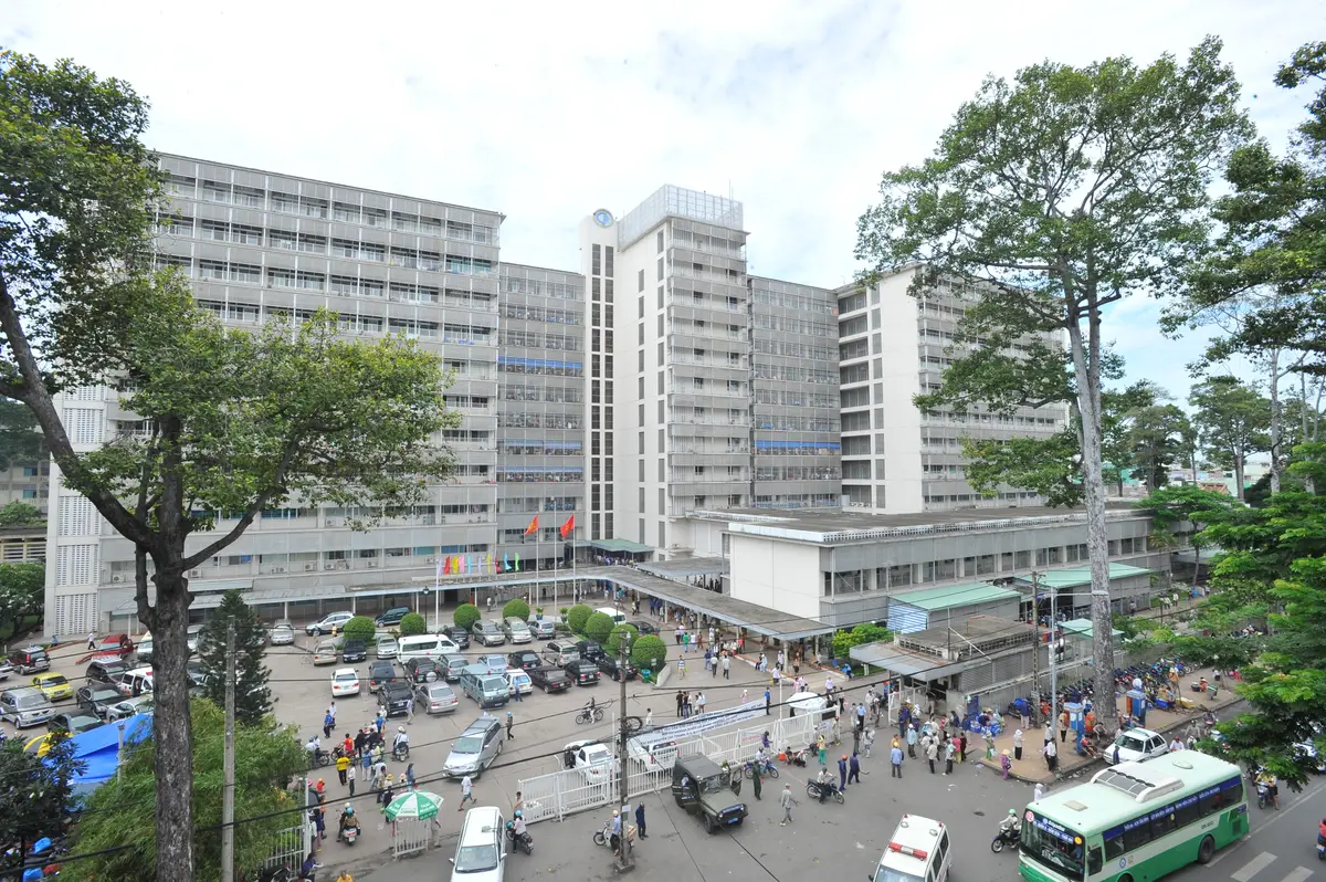 Cho Ray Hospital campus with several tall buildings and a busy street in front.