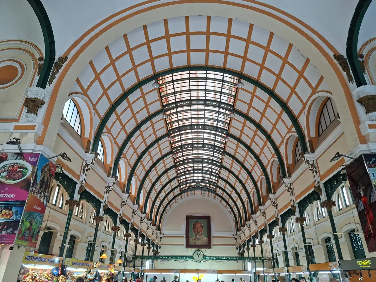 Long vaulted hall with curved iron ribs, a glass roof and counters along both sides